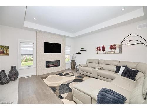 65 Swan Avenue Avenue, Fonthill, ON - Indoor Photo Showing Living Room With Fireplace