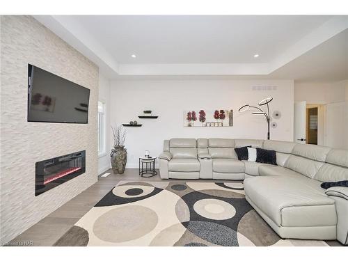 65 Swan Avenue Avenue, Fonthill, ON - Indoor Photo Showing Living Room With Fireplace