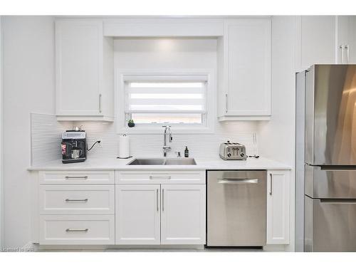 65 Swan Avenue Avenue, Fonthill, ON - Indoor Photo Showing Kitchen With Upgraded Kitchen