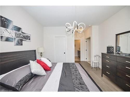 65 Swan Avenue Avenue, Fonthill, ON - Indoor Photo Showing Bedroom