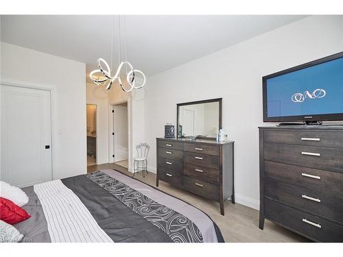 65 Swan Avenue Avenue, Fonthill, ON - Indoor Photo Showing Bedroom