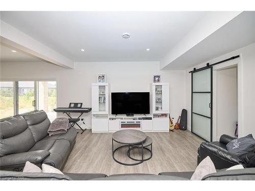 65 Swan Avenue Avenue, Fonthill, ON - Indoor Photo Showing Living Room