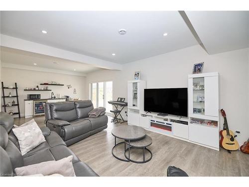 65 Swan Avenue Avenue, Fonthill, ON - Indoor Photo Showing Living Room