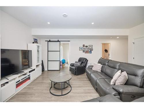 65 Swan Avenue Avenue, Fonthill, ON - Indoor Photo Showing Living Room