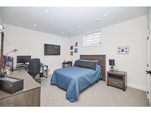 65 Swan Avenue Avenue, Fonthill, ON - Indoor Photo Showing Bedroom