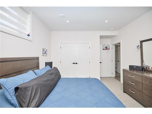 65 Swan Avenue Avenue, Fonthill, ON - Indoor Photo Showing Bedroom