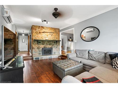 3196 St. George Avenue, Niagara Falls, ON - Indoor Photo Showing Living Room With Fireplace