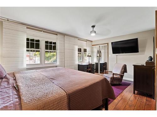 3196 St. George Avenue, Niagara Falls, ON - Indoor Photo Showing Bedroom