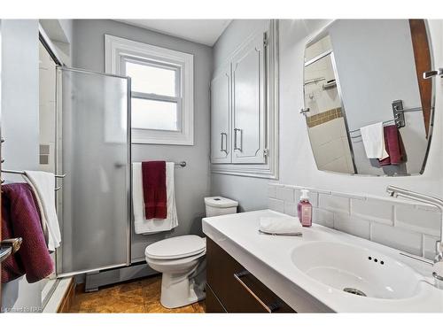 3196 St. George Avenue, Niagara Falls, ON - Indoor Photo Showing Bathroom