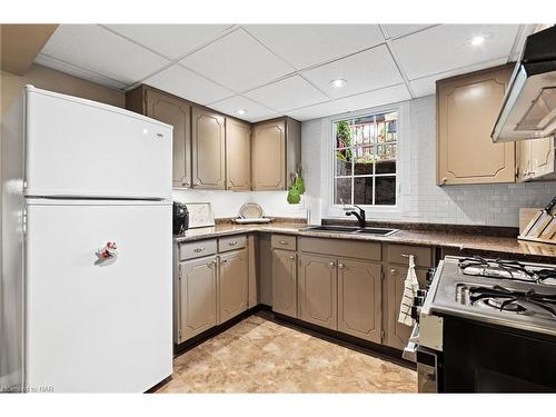 3196 St. George Avenue, Niagara Falls, ON - Indoor Photo Showing Kitchen With Double Sink