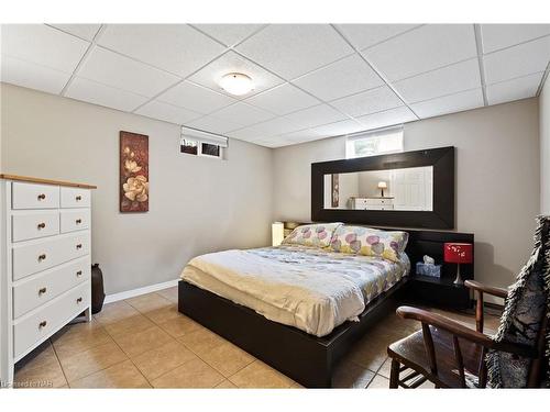 3196 St. George Avenue, Niagara Falls, ON - Indoor Photo Showing Bedroom