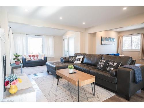 69 Lillian Place, Fort Erie, ON - Indoor Photo Showing Living Room