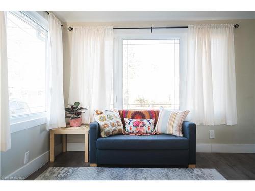 69 Lillian Place, Fort Erie, ON - Indoor Photo Showing Living Room