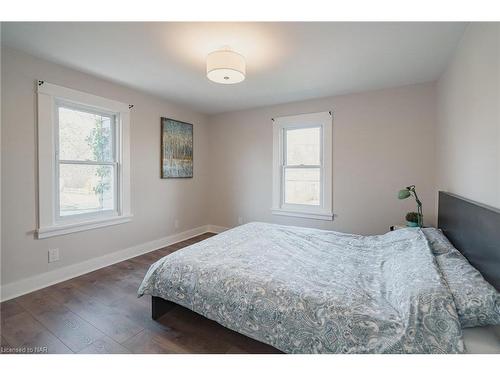 69 Lillian Place, Fort Erie, ON - Indoor Photo Showing Bedroom