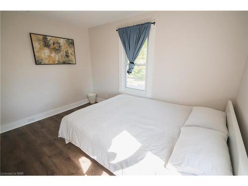 69 Lillian Place, Fort Erie, ON - Indoor Photo Showing Bedroom