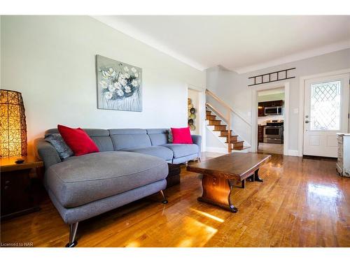 381 Canboro Road, Ridgeville, ON - Indoor Photo Showing Living Room