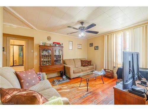 56 Wanda Road, St. Catharines, ON - Indoor Photo Showing Living Room