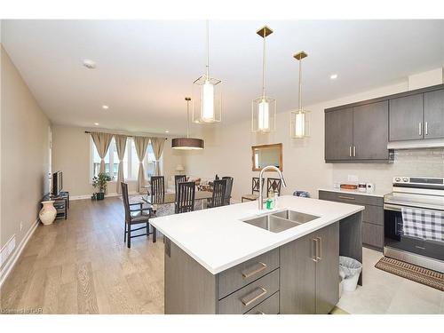 3910 Mitchell Crescent, Stevensville, ON - Indoor Photo Showing Kitchen With Double Sink With Upgraded Kitchen