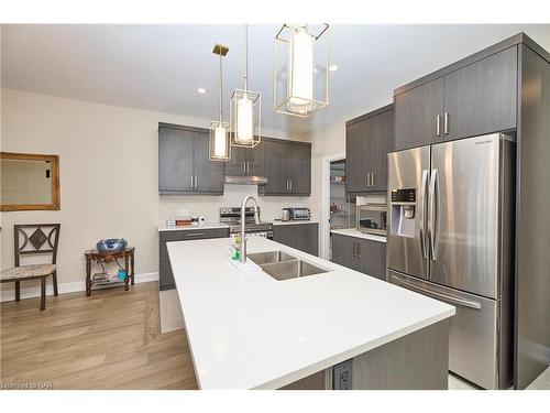 3910 Mitchell Crescent, Stevensville, ON - Indoor Photo Showing Kitchen With Stainless Steel Kitchen With Double Sink With Upgraded Kitchen