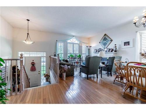 8782 Nassau Avenue, Niagara Falls, ON - Indoor Photo Showing Dining Room