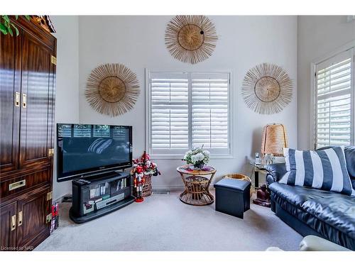 8782 Nassau Avenue, Niagara Falls, ON - Indoor Photo Showing Living Room