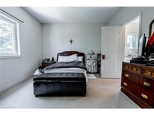 8782 Nassau Avenue, Niagara Falls, ON - Indoor Photo Showing Bedroom