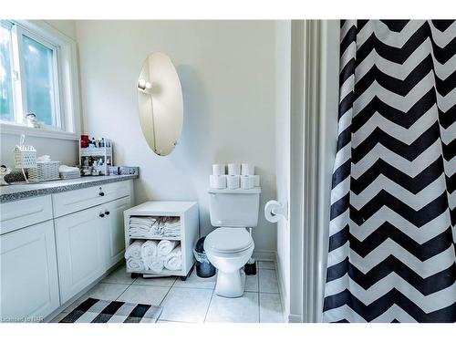 8782 Nassau Avenue, Niagara Falls, ON - Indoor Photo Showing Bathroom