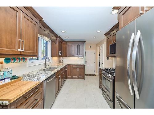 15 King Street, Fort Erie, ON - Indoor Photo Showing Kitchen With Double Sink With Upgraded Kitchen