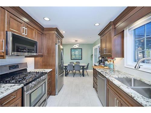 15 King Street, Fort Erie, ON - Indoor Photo Showing Kitchen With Double Sink With Upgraded Kitchen