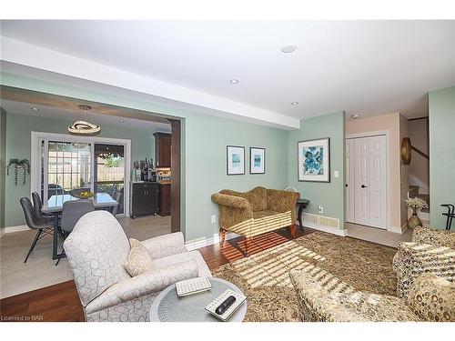 15 King Street, Fort Erie, ON - Indoor Photo Showing Living Room