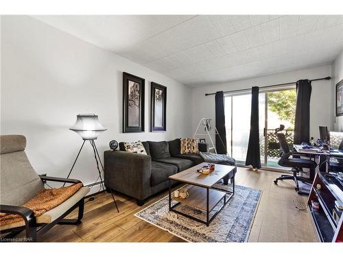 41 Carleton Street S, Thorold, ON - Indoor Photo Showing Living Room