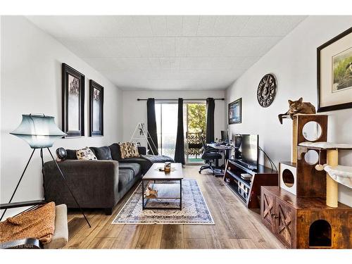 41 Carleton Street S, Thorold, ON - Indoor Photo Showing Living Room