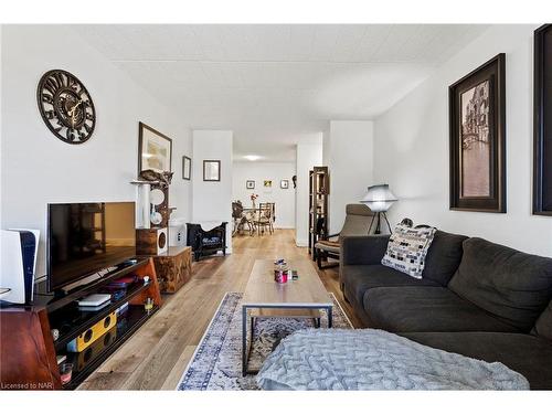 41 Carleton Street S, Thorold, ON - Indoor Photo Showing Living Room