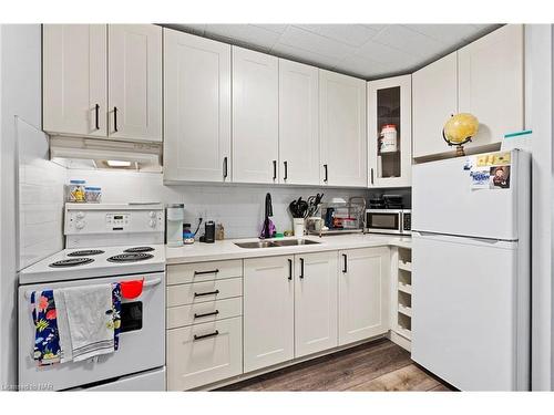 41 Carleton Street S, Thorold, ON - Indoor Photo Showing Kitchen With Double Sink