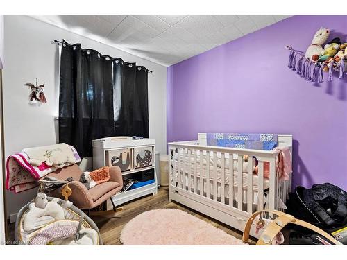 41 Carleton Street S, Thorold, ON - Indoor Photo Showing Bedroom