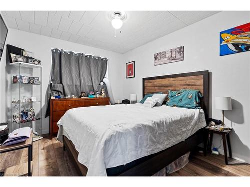 41 Carleton Street S, Thorold, ON - Indoor Photo Showing Bedroom