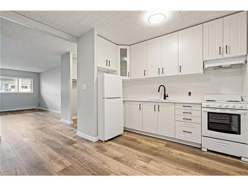 41 Carleton Street S, Thorold, ON - Indoor Photo Showing Kitchen