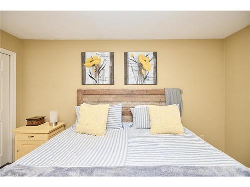 8 Wiltshire Boulevard, Welland, ON - Indoor Photo Showing Bedroom