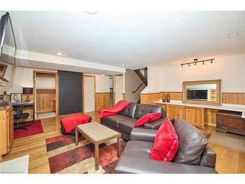 8 Wiltshire Boulevard, Welland, ON - Indoor Photo Showing Living Room With Fireplace