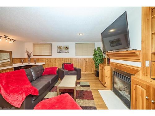 8 Wiltshire Boulevard, Welland, ON - Indoor Photo Showing Living Room With Fireplace