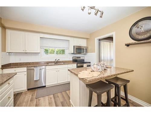 8 Wiltshire Boulevard, Welland, ON - Indoor Photo Showing Kitchen With Double Sink With Upgraded Kitchen