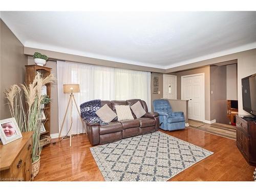 8 Wiltshire Boulevard, Welland, ON - Indoor Photo Showing Living Room