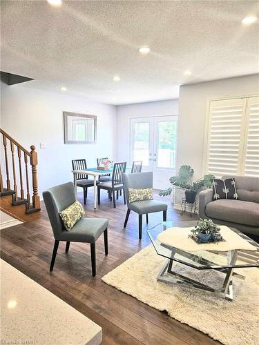 235 Schreyer Crescent, Milton, ON - Indoor Photo Showing Living Room