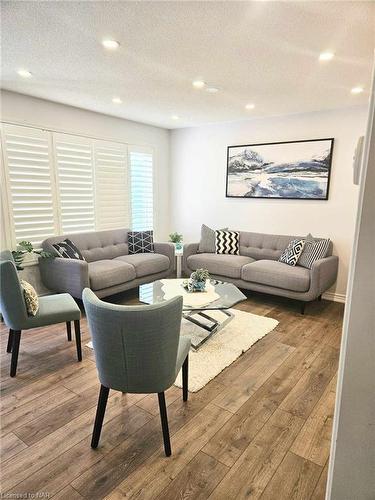 235 Schreyer Crescent, Milton, ON - Indoor Photo Showing Living Room