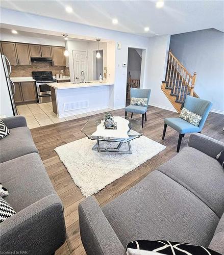 235 Schreyer Crescent, Milton, ON - Indoor Photo Showing Living Room