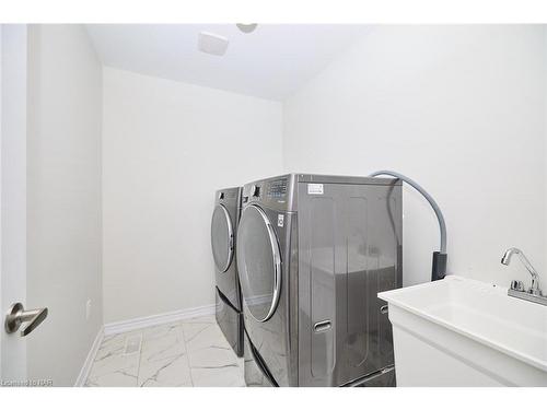 111 Tumblewood Place Place, Welland, ON - Indoor Photo Showing Laundry Room