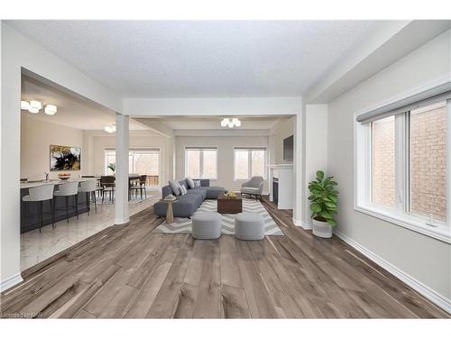 111 Tumblewood Place Place, Welland, ON - Indoor Photo Showing Living Room