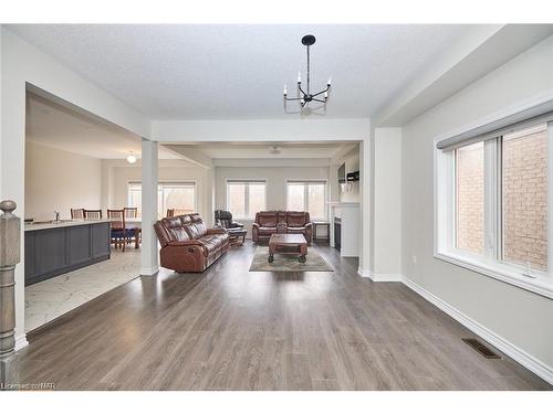 111 Tumblewood Place Place, Welland, ON - Indoor Photo Showing Living Room