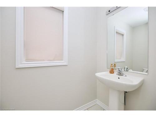 111 Tumblewood Place Place, Welland, ON - Indoor Photo Showing Bathroom