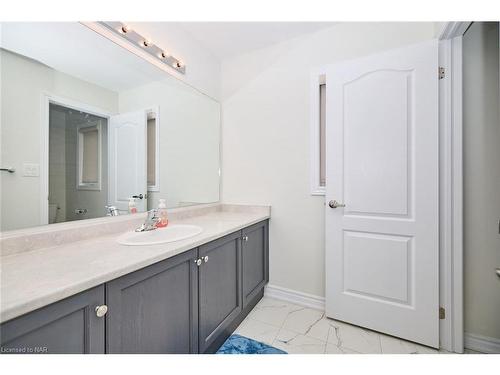 111 Tumblewood Place Place, Welland, ON - Indoor Photo Showing Bathroom